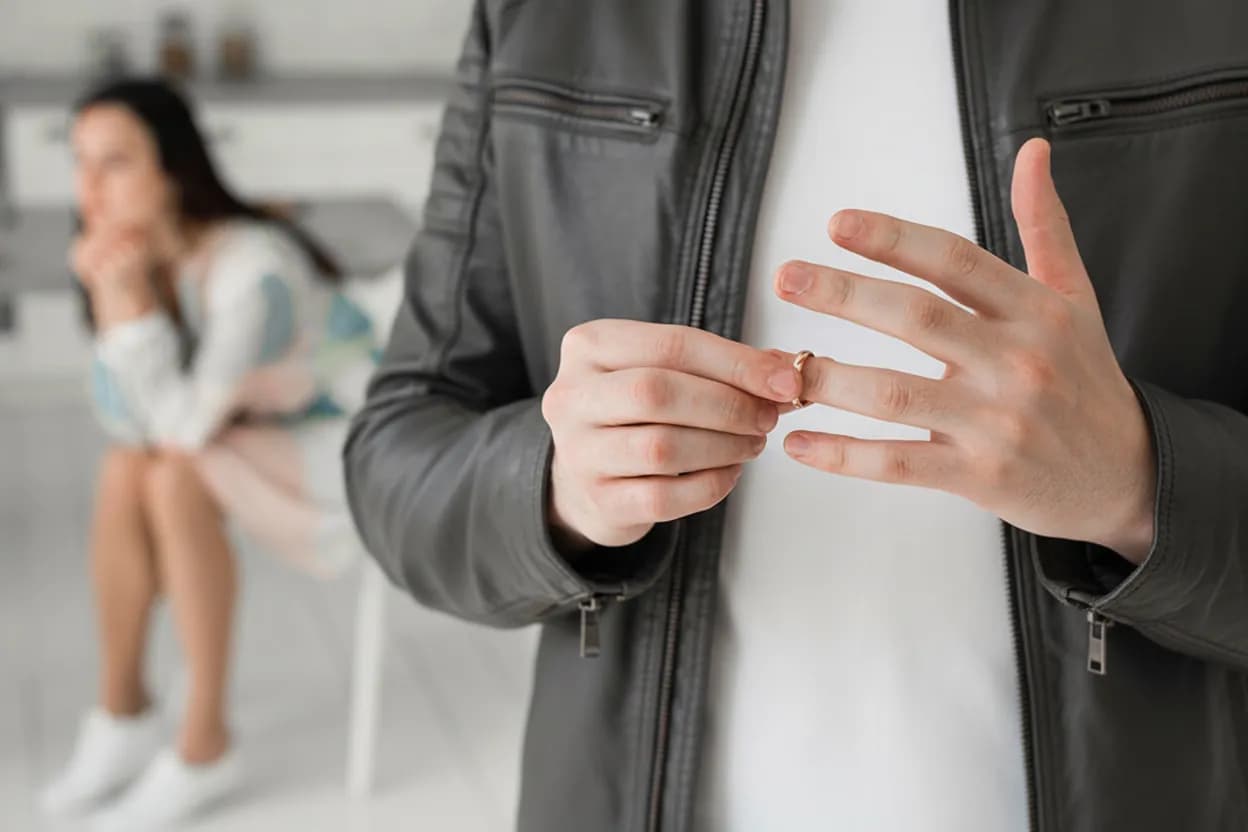 Развод, муж снимает кольцо