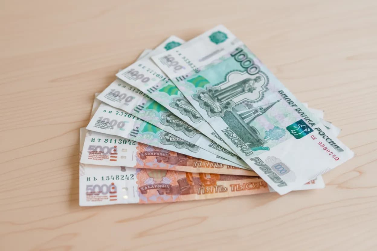 Рубли лежат на столе